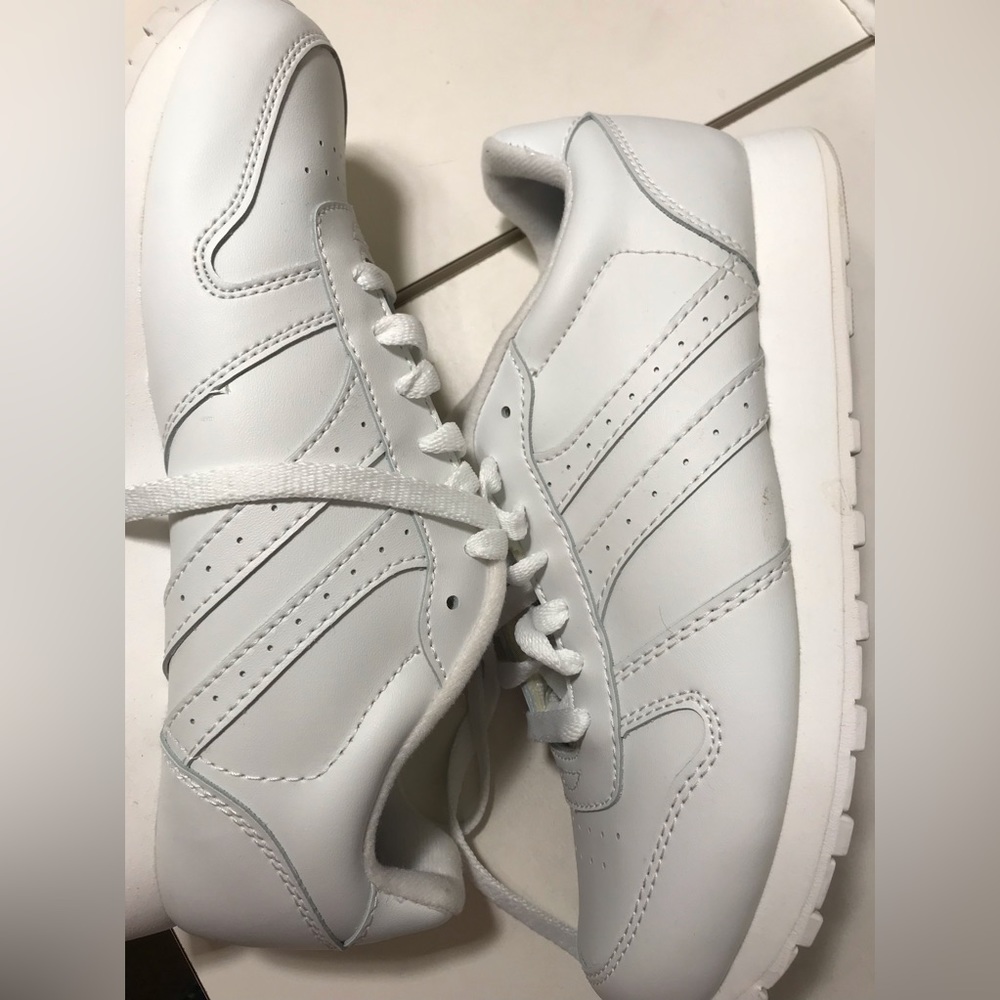 Easy Spirit 7 1/2 Med Women’s White slightly worn-inner tongue & inner lining.